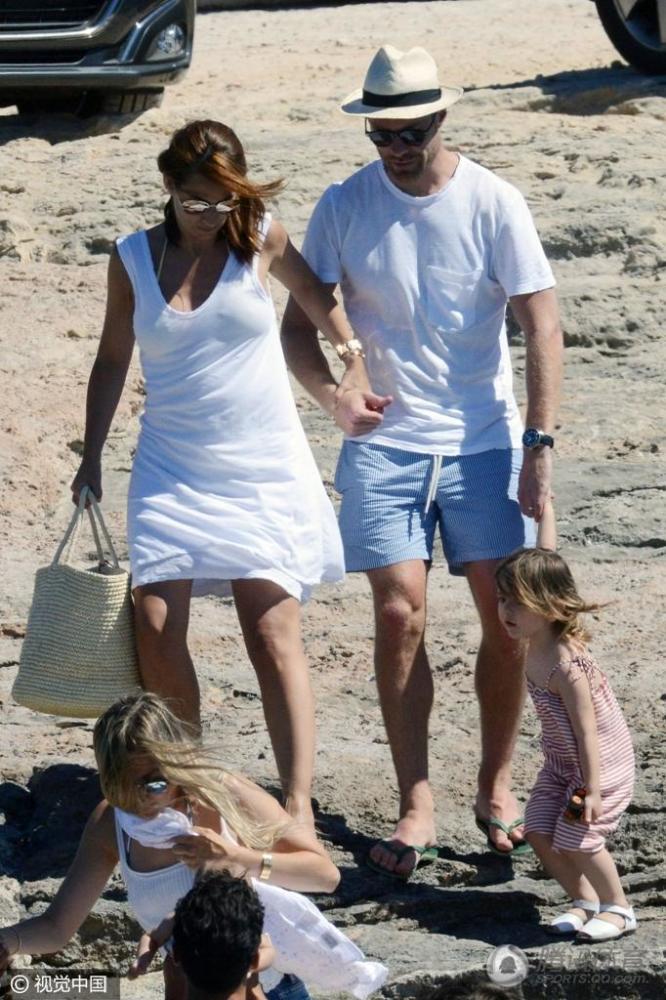 拜仁中场携妻度假 手抚娇妻翘臀拥吻