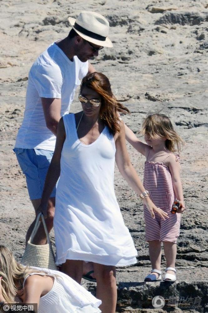 拜仁中场携妻度假 手抚娇妻翘臀拥吻