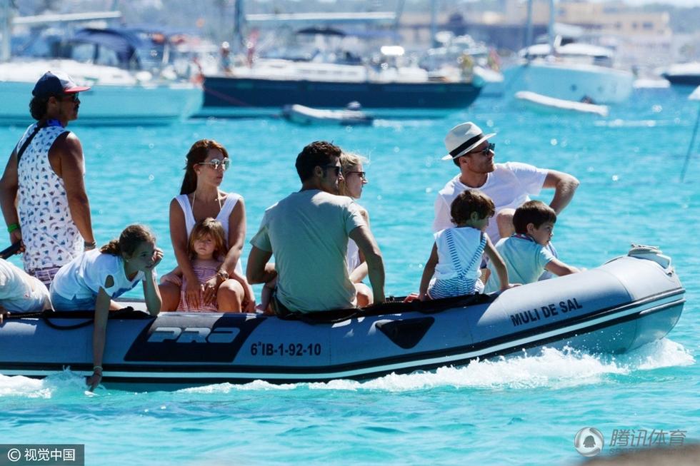 拜仁中场携妻度假 手抚娇妻翘臀拥吻