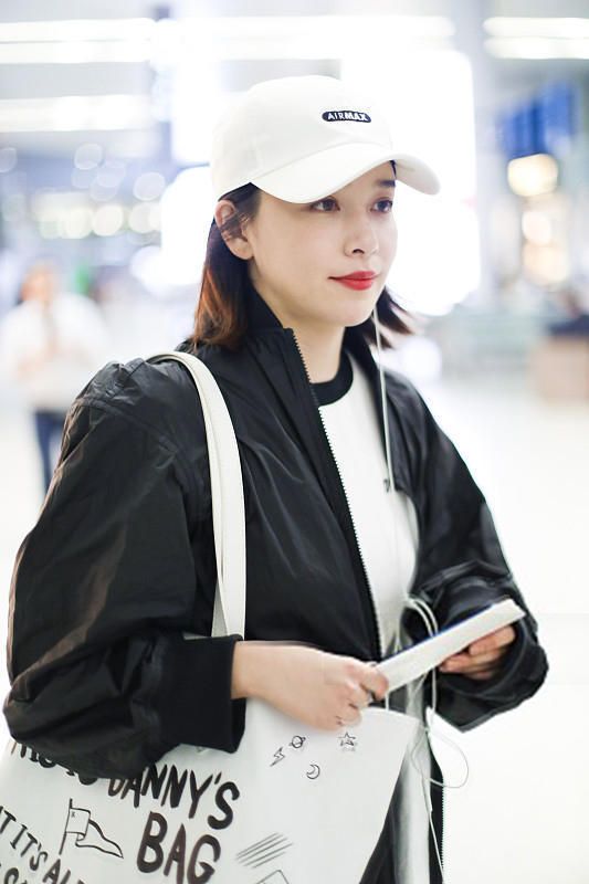 冲锋衣怎么搭减龄?周冬雨张雪迎最好看