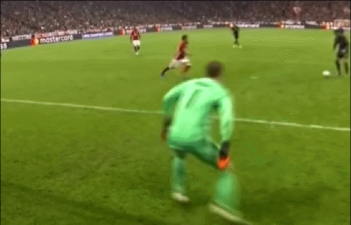 诺伊尔上赛季欧冠比赛时,单手挡出c罗的射门