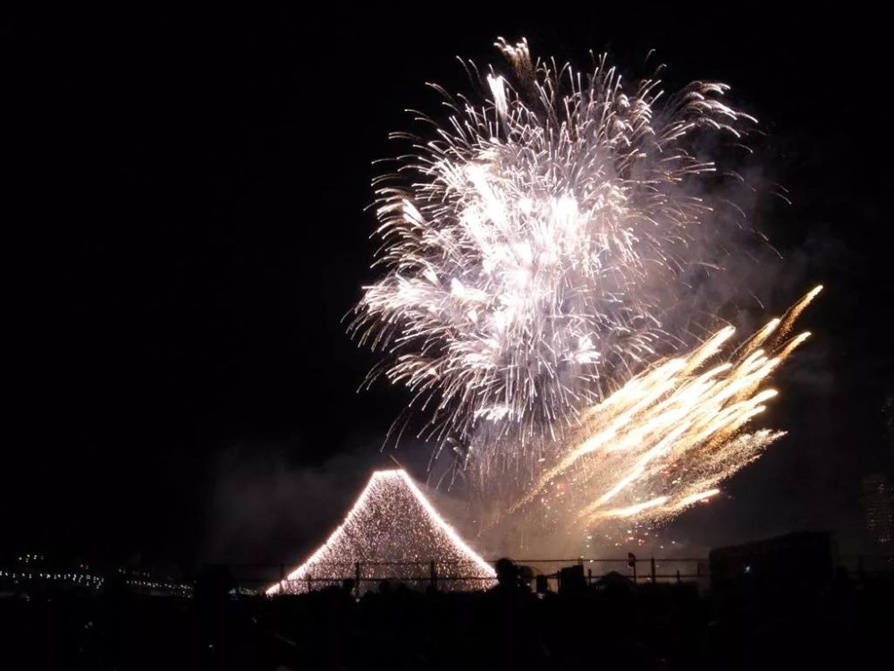 解锁日本夏季之美 天空中开出上万朵花 看点快报