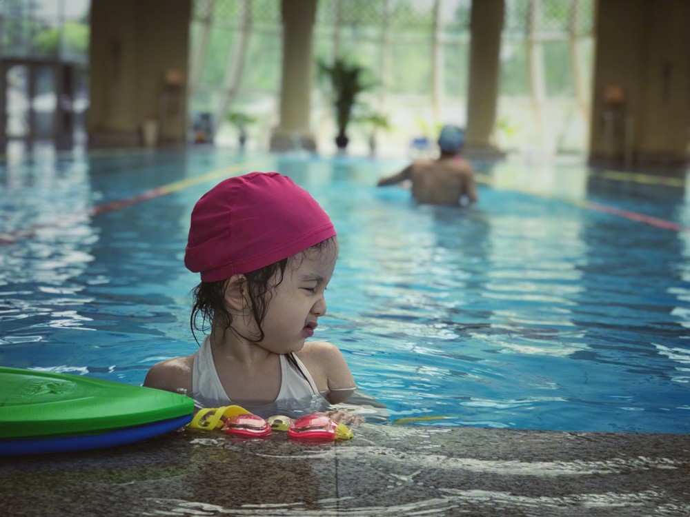 黄磊小女儿游泳之后领到糖,大赞教练:每次都能