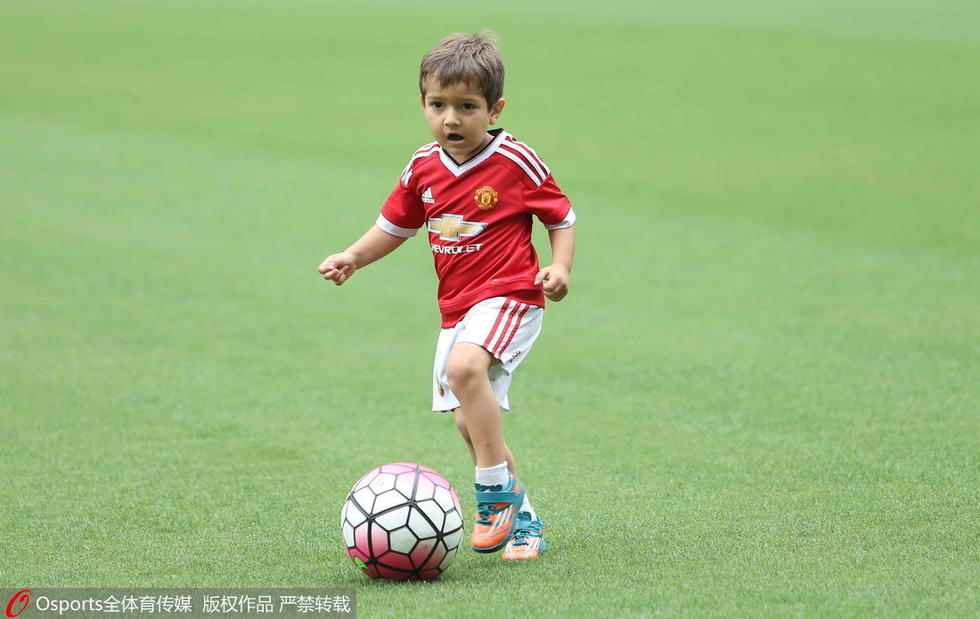 孔卡爱子穿曼联球衣秀脚法 孔卡扮门将_学生时