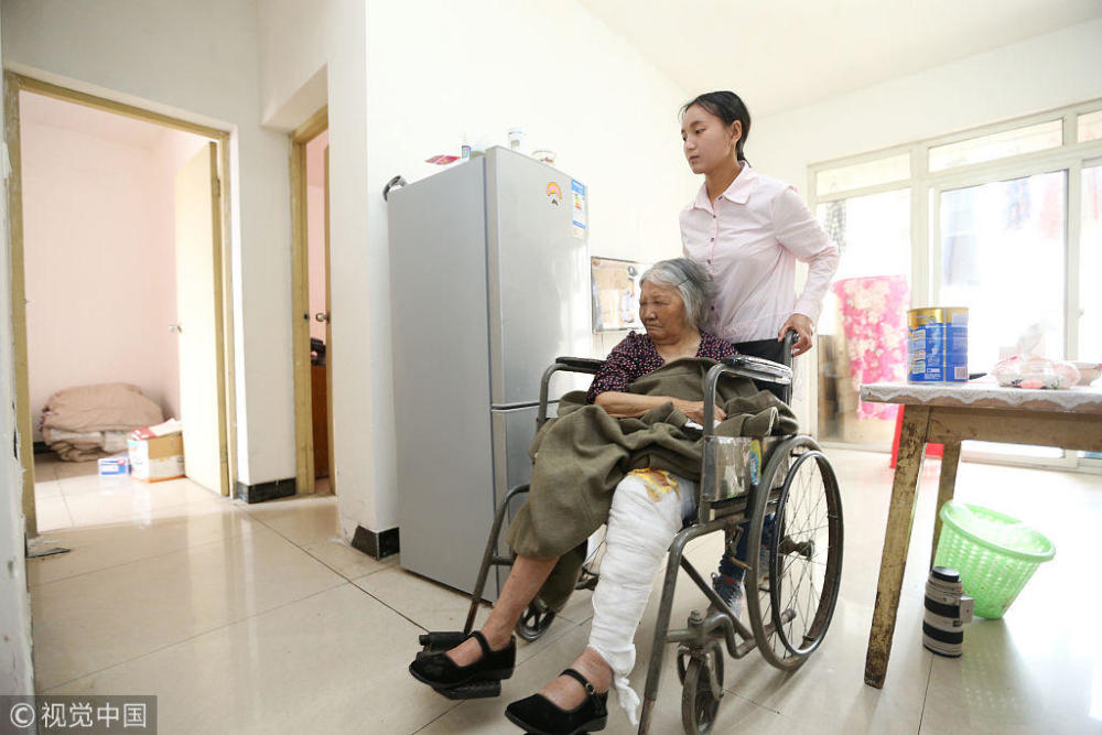 成都女大学生带瘫痪奶奶上学 高考当日仍早起