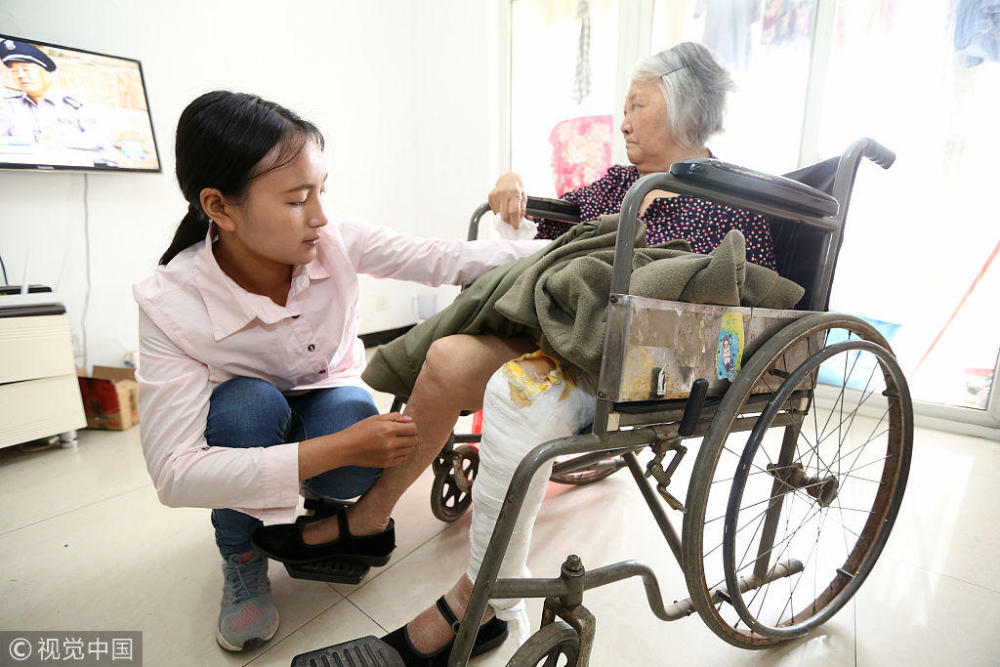 成都女大学生带瘫痪奶奶上学 高考当日仍早起