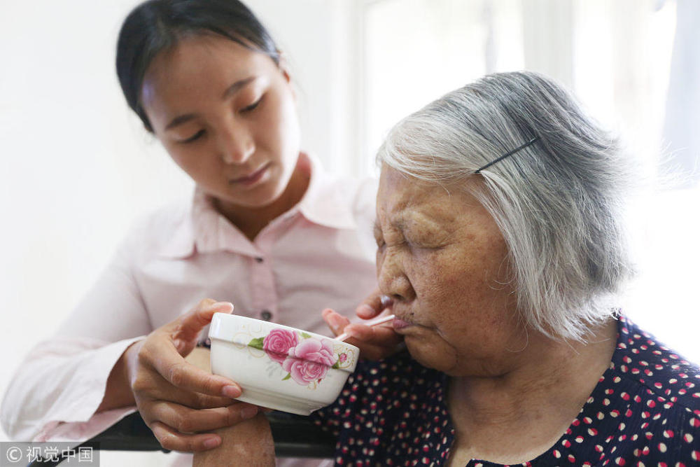 成都女大学生带瘫痪奶奶上学 高考当日仍早起