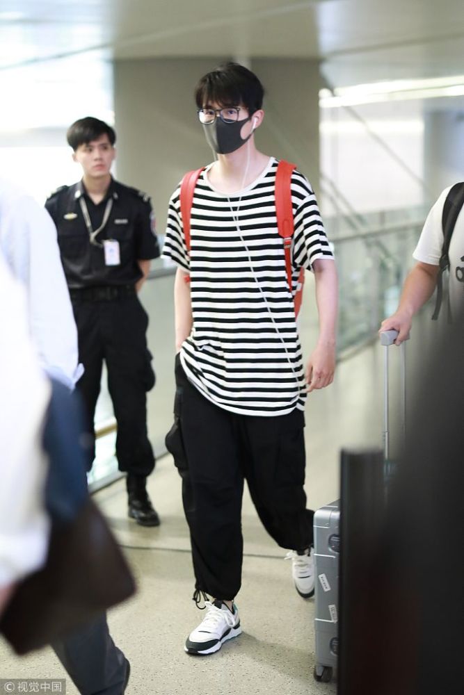文艺少年!刘昊然戴黑框眼镜扎小辫 机场边走边