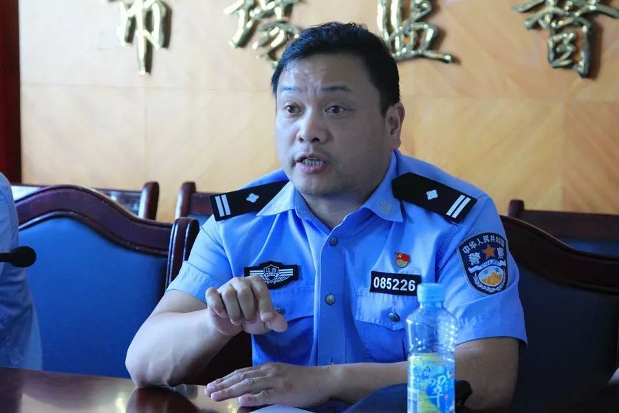 县交警大队副大队长吴辉辉