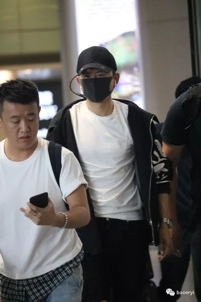 谢娜张杰合体录快本,黑白情侣衫秀恩爱,一前一