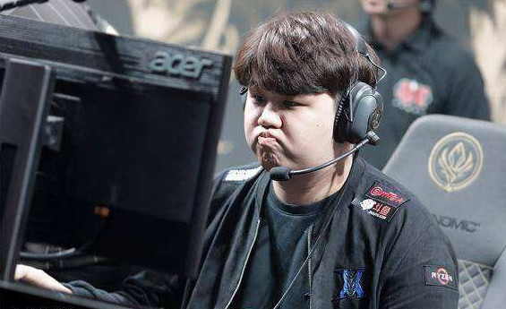 Uzi曾告诫Pray别用EZ的Party皮肤 因为会卡顿