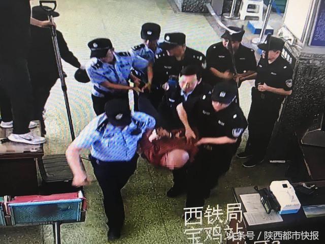 男子持刀大闹安检室 自称带了3万现金拿刀防身