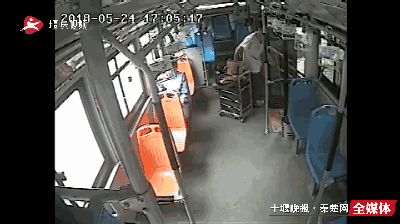 公交车司机帮他把行李拎下车后,还细心的将行李搬上了人行道,以保证