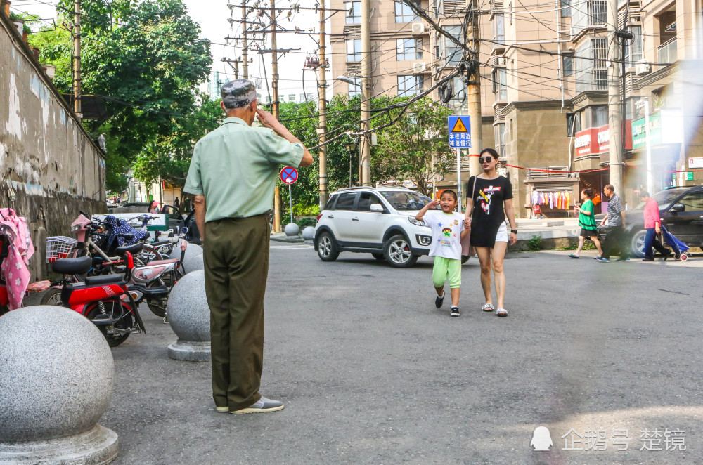 79岁爷爷跟孩子敬礼18年 每日摆手2000余次