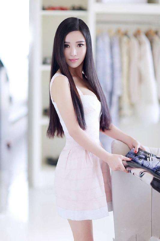 美女丰满优雅,女人味隔着屏幕都溢出来了,拥有这样的女友会是什么样的