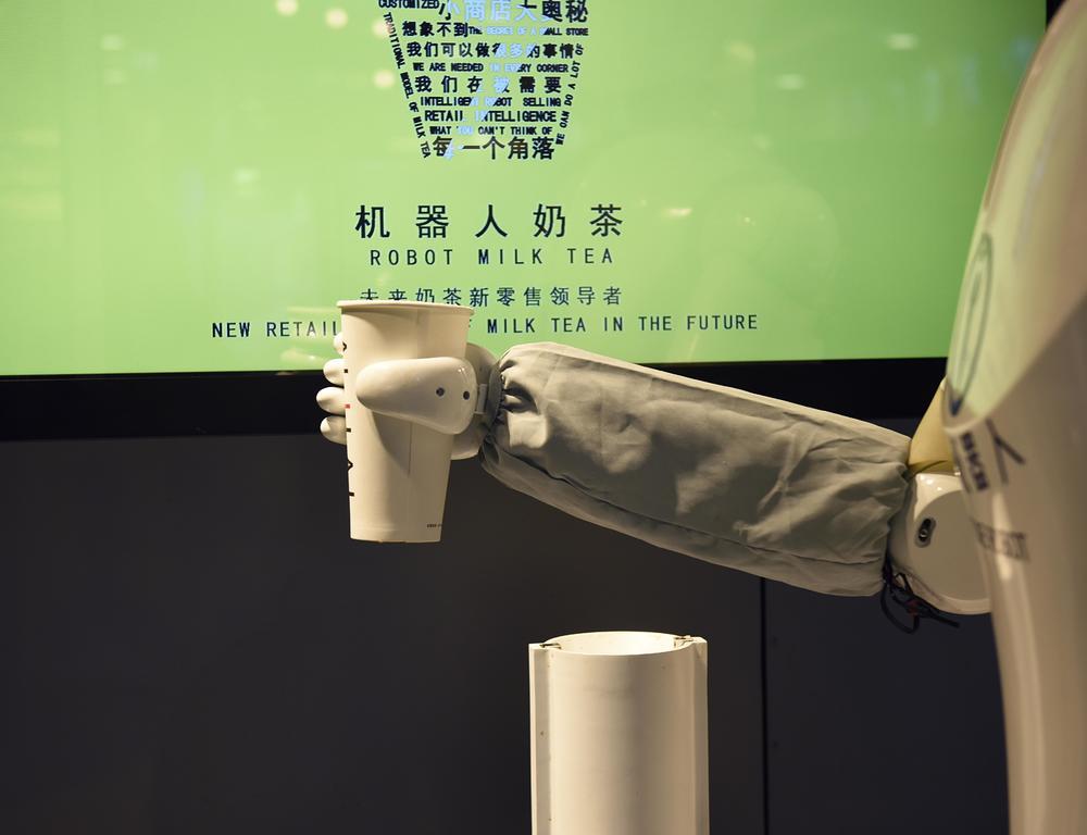 机器人奶茶店现杭州:90秒制做一杯奶茶 提供智
