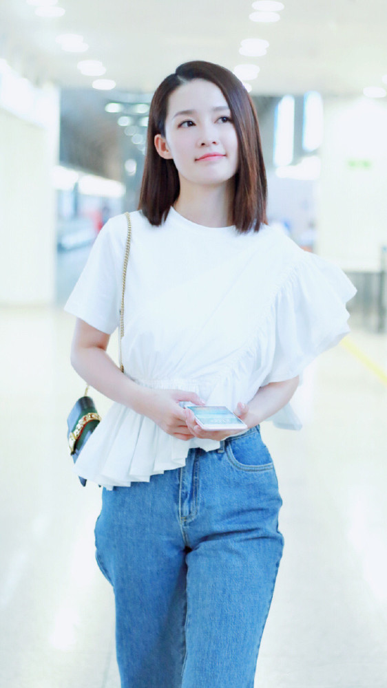 李沁现身机场女神依旧笑容甜美 气质满分 看点快报