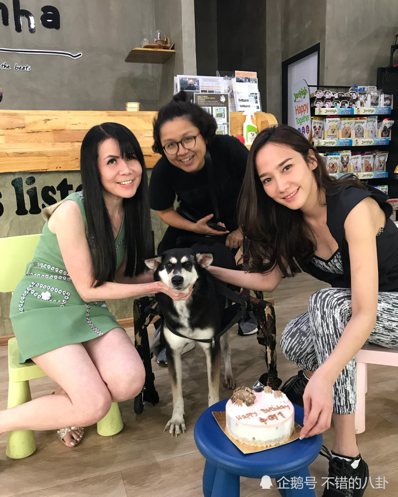 泰国超级性感女神aump 与亲友生活留影 脱俗之美