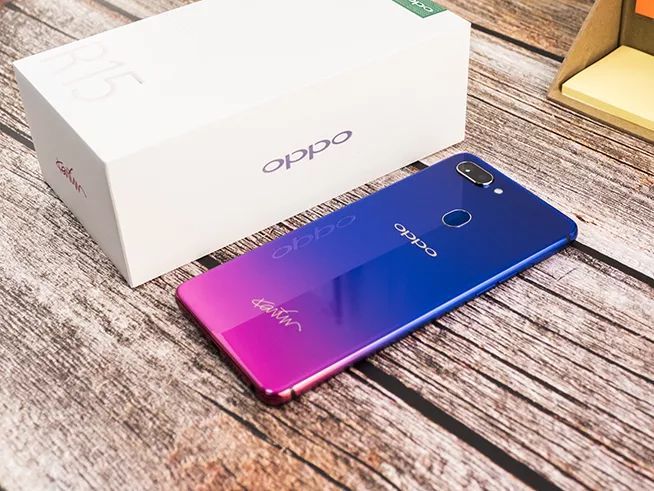 OPPO R15星云特别版开箱:红蓝渐变色 撞出新