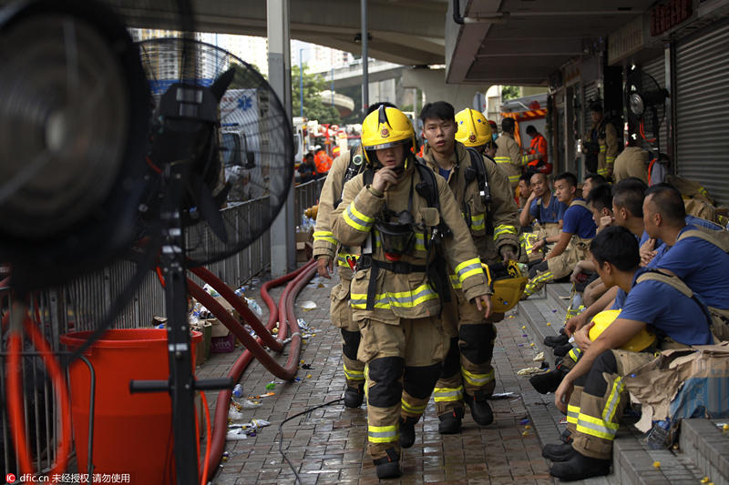 香港大厦火灾已烧3天 2名消防员牺牲