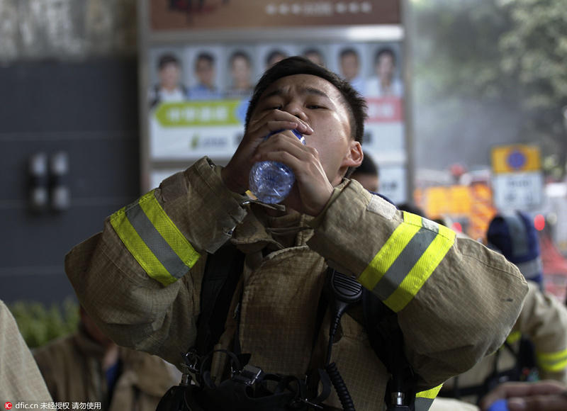 香港大厦火灾已烧3天 2名消防员牺牲