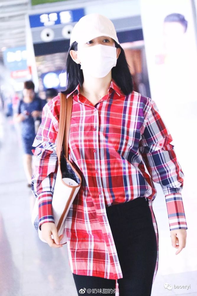 谢娜偷穿张杰格子衬衫,上围激增崩开纽扣,小肚