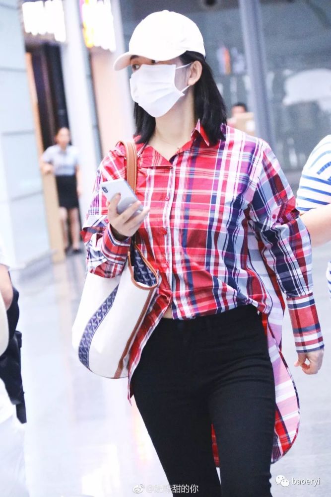 谢娜偷穿张杰格子衬衫,上围激增崩开纽扣,小肚