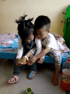 冰箱姐搞笑：家里狗狗比人都大，看来姑娘在家，也是满满的安全感啊