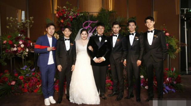 这对新人的朋友圈很猛,张一山陈柏霖当伴郎,葛