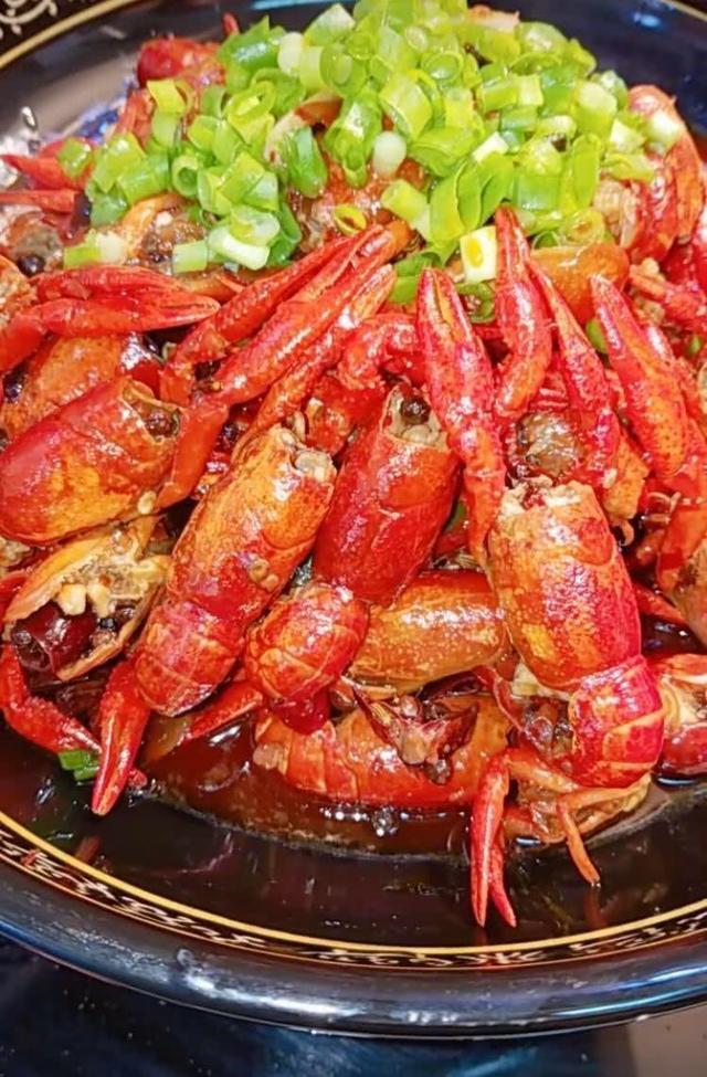 家庭版麻辣小龙虾,做法简单,虾肉松软易消化,一上桌全家人抢光