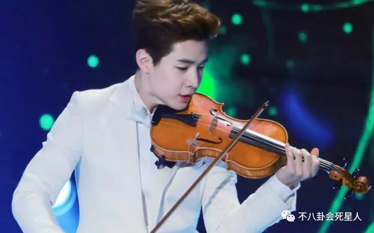 吻鹿晗熊抱李宇春,失恋后让王嘉尔小心女人,