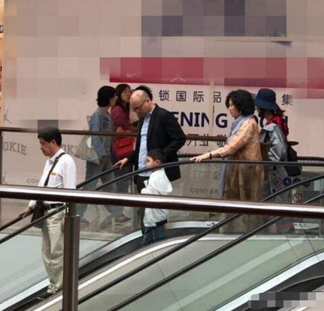 邓沙老公首次曝光,光头戴眼镜有中年小肚腩