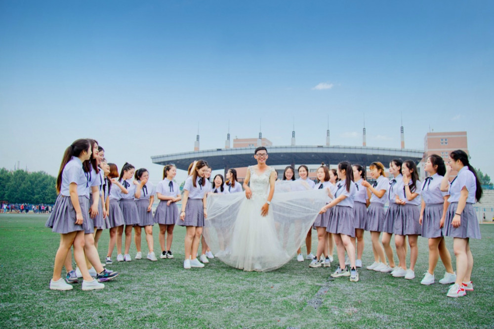 毕业照婚纱_动漫婚纱情侣头像(2)