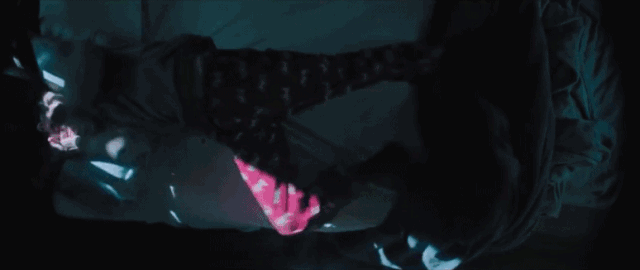 随着真相的揭露,她开始试图带着孩子逃脱家族的险恶宿命.