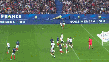 gif-又见黄油手!门将把球拍进自家大门 吉鲁给你比心