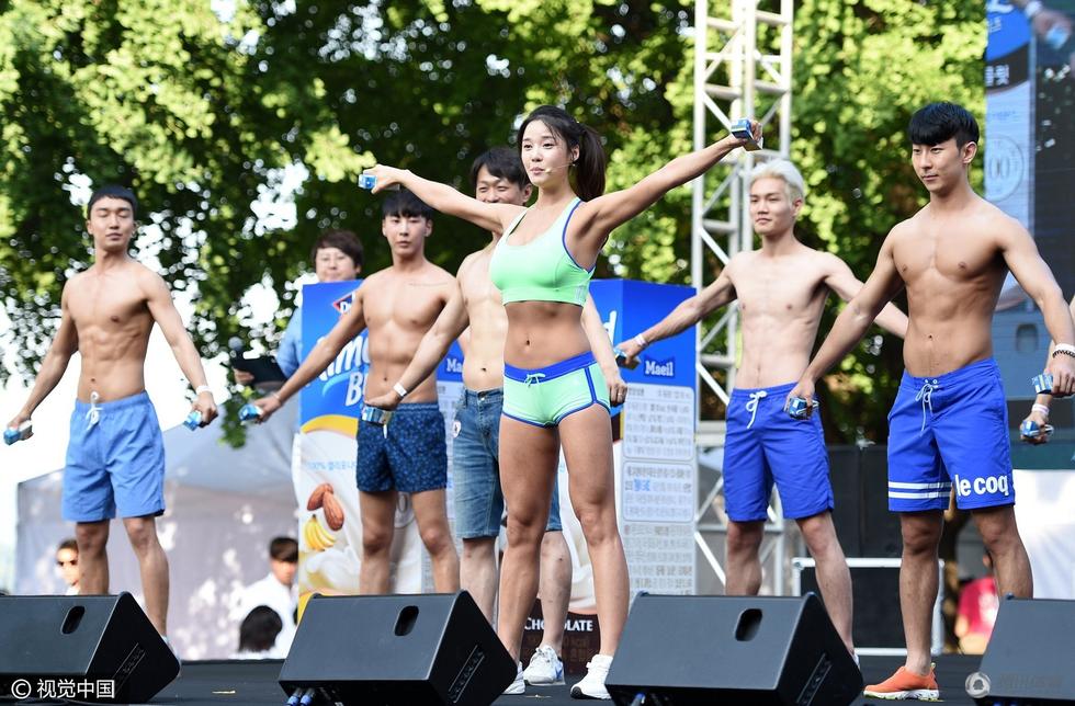 韩国健身女神玩转比基尼节 俯身秀翘臀