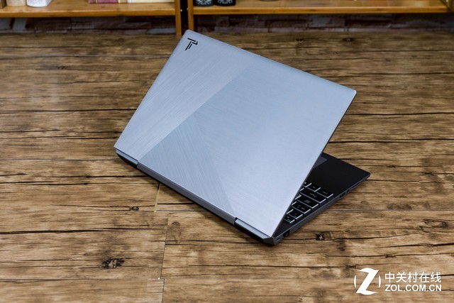 窄边框轻薄战将 雷神911 Air游戏本评测