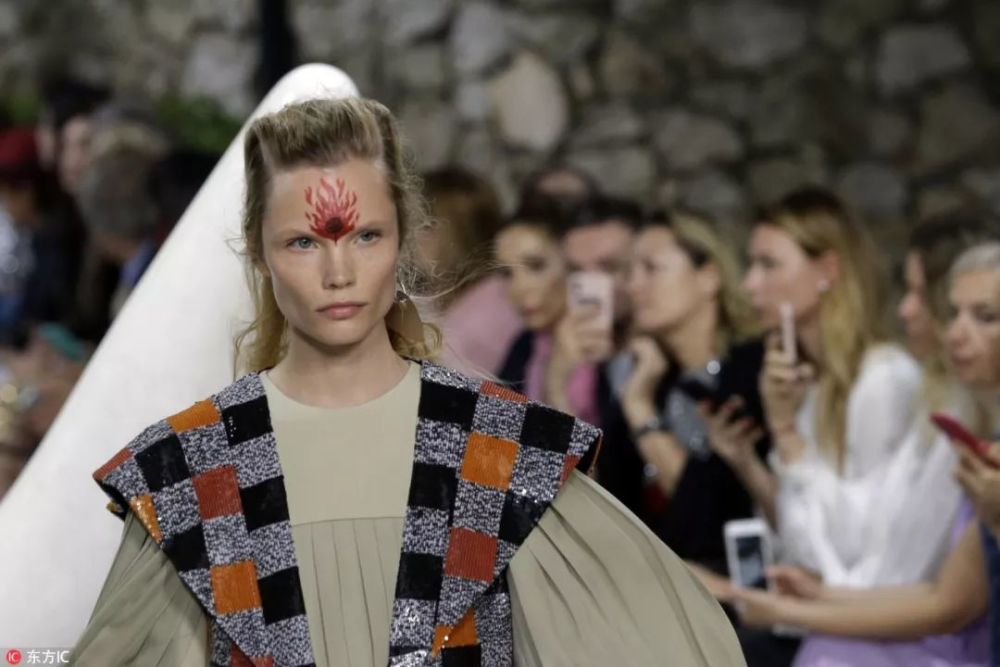 吴世勋去看的路易威登2019早春秀爆款鞋包太