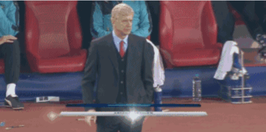 gif秀-老帅也会孩子气 温格和拉链的搞笑战斗史