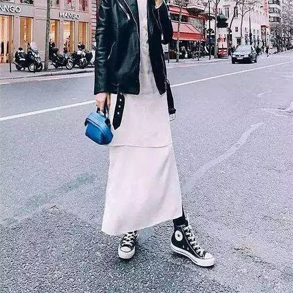 女生穿裙子不要搭配这3双鞋,太丑了!特别第1种,土到掉渣了!