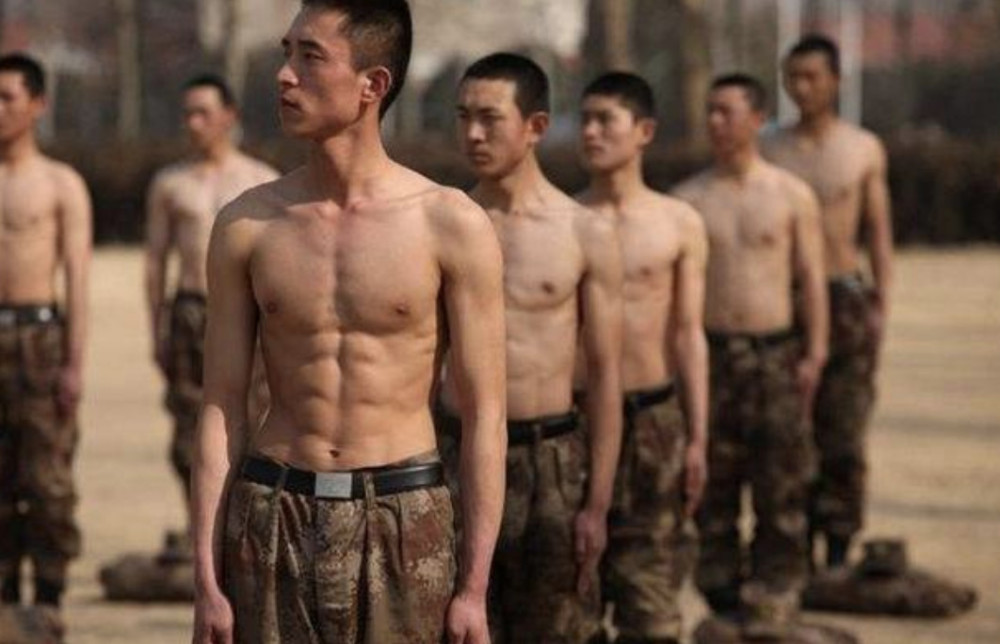 普通人能练出中国军人那样的肌肉吗?看完下面这组照片