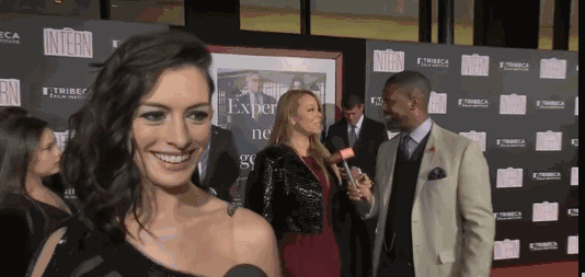 记者叫她抓住机会搭讪,大嘴安赶紧说算了算了.