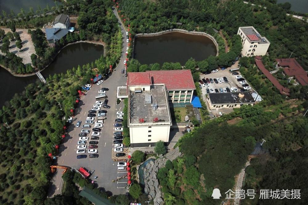 5月26日,天气晴好,航拍衡阳市雁峰区岳屏镇东风村佳园山庄,山水相间