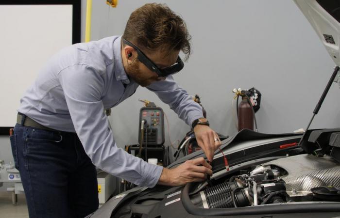 智能后的保时捷 给经销商带来了这样一款AR眼