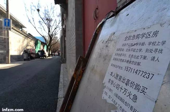 就算在二线城市，学区房的溢价也是成倍的。比如自媒体“南京楼市”在上半年制作了《2016南京十大顶级名校学区房房价地图》，学区房房价基本在3万元-5万元/ 这一区间，半年后的今天价格只会更高。而根据房天下的数据，南京目前二手房均价在2.3万元/ 。