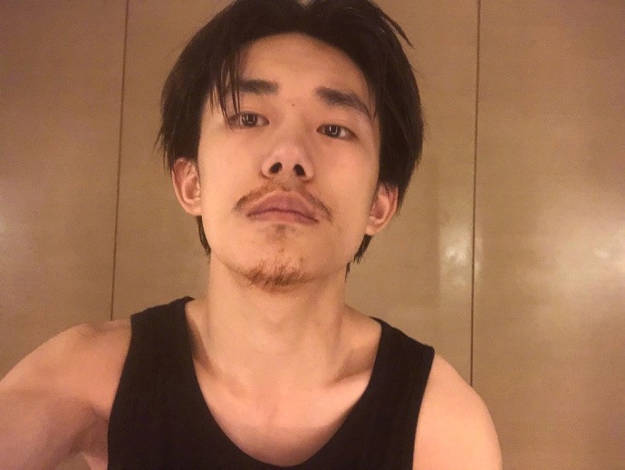 易烊千玺的寸头,帅断了我的腿