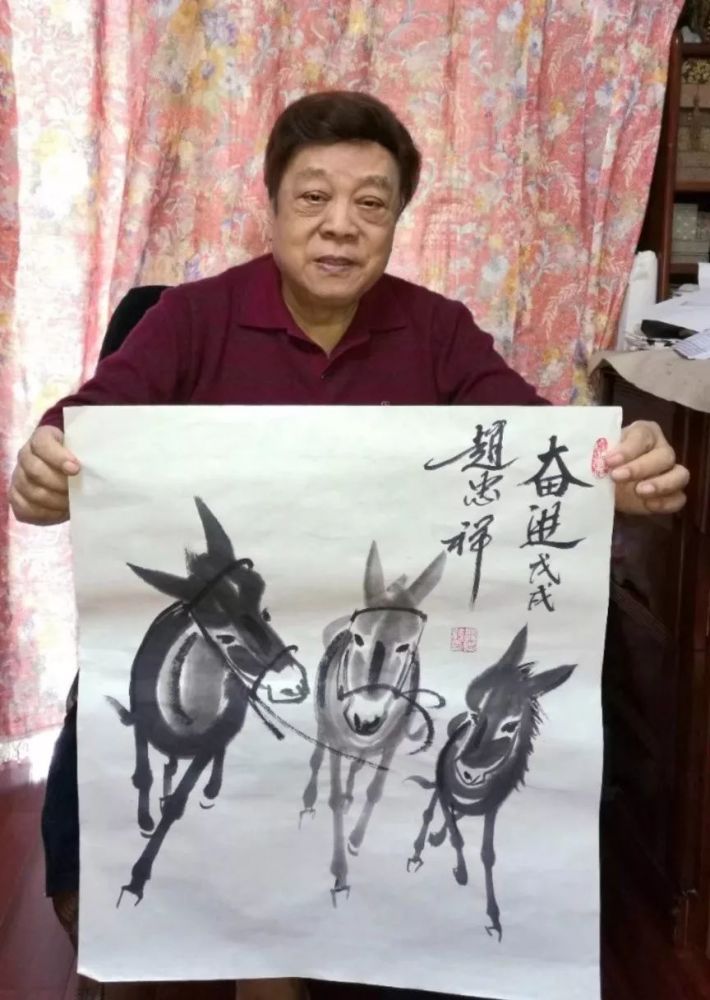 最近朋友圈都在发赵忠祥老师的扇面书法作品,福寿作品,还有他的三头驴