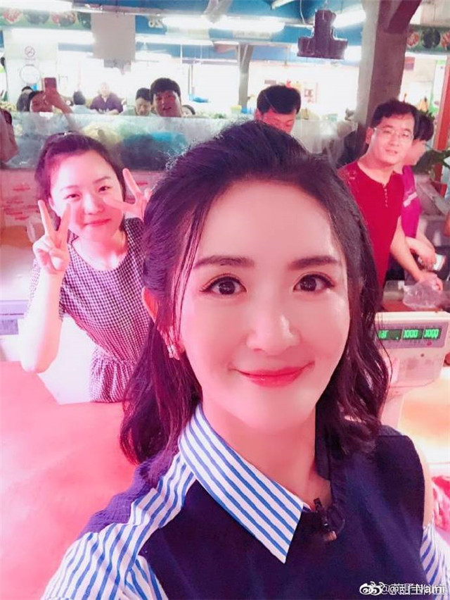 蔡徐坤7年前说要做谢娜的徒弟,如今谢娜暖心答