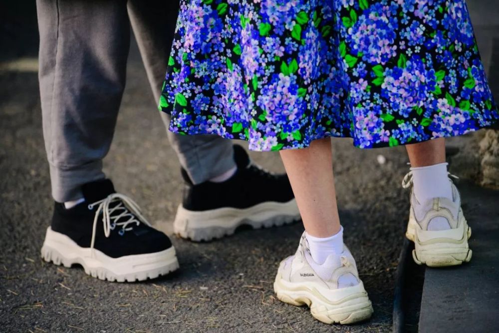 裙子混搭运动鞋 时髦的人都这么穿