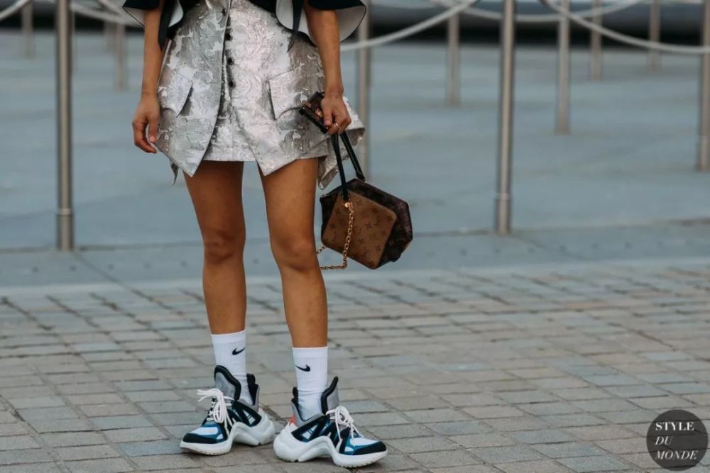 裙子混搭运动鞋 时髦的人都这么穿